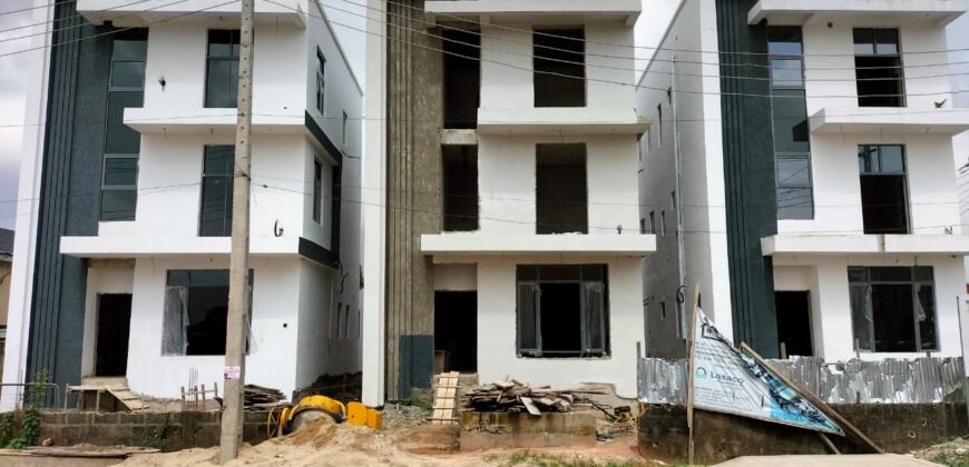 5 BEDROOMS FULLY DETACHED HOUSES