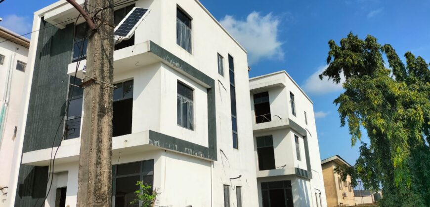 5 BEDROOMS FULLY DETACHED HOUSES