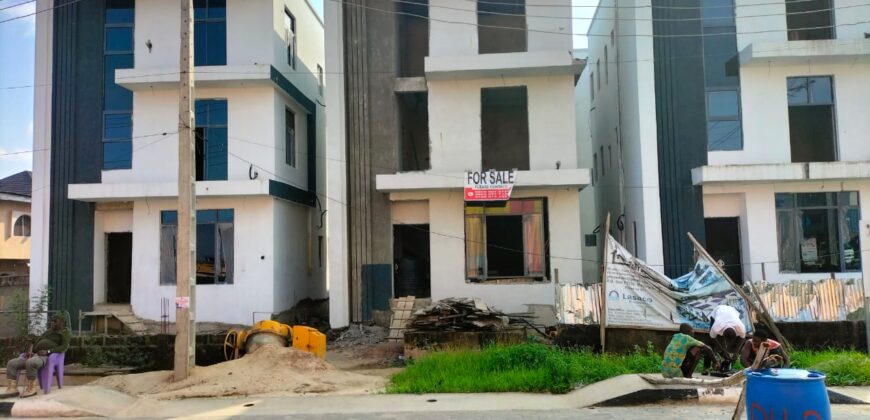 5 BEDROOMS FULLY DETACHED HOUSES