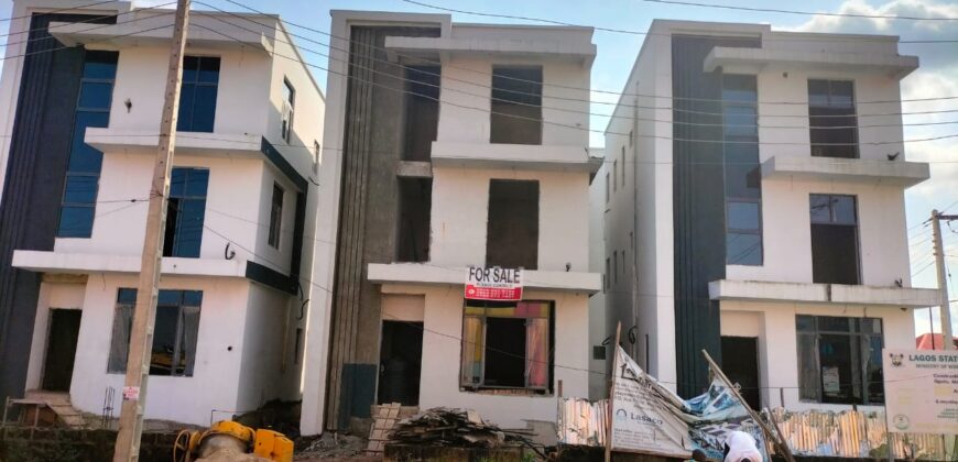 5 BEDROOMS FULLY DETACHED HOUSES